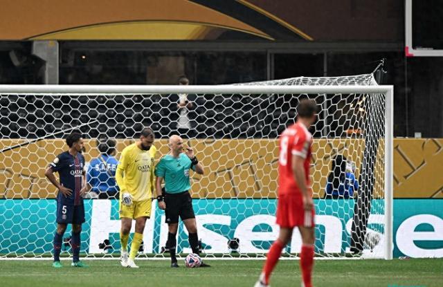 2红+点球改判！巴黎抗议 拜仁不满 46岁名哨遭炮轰：耻辱执法