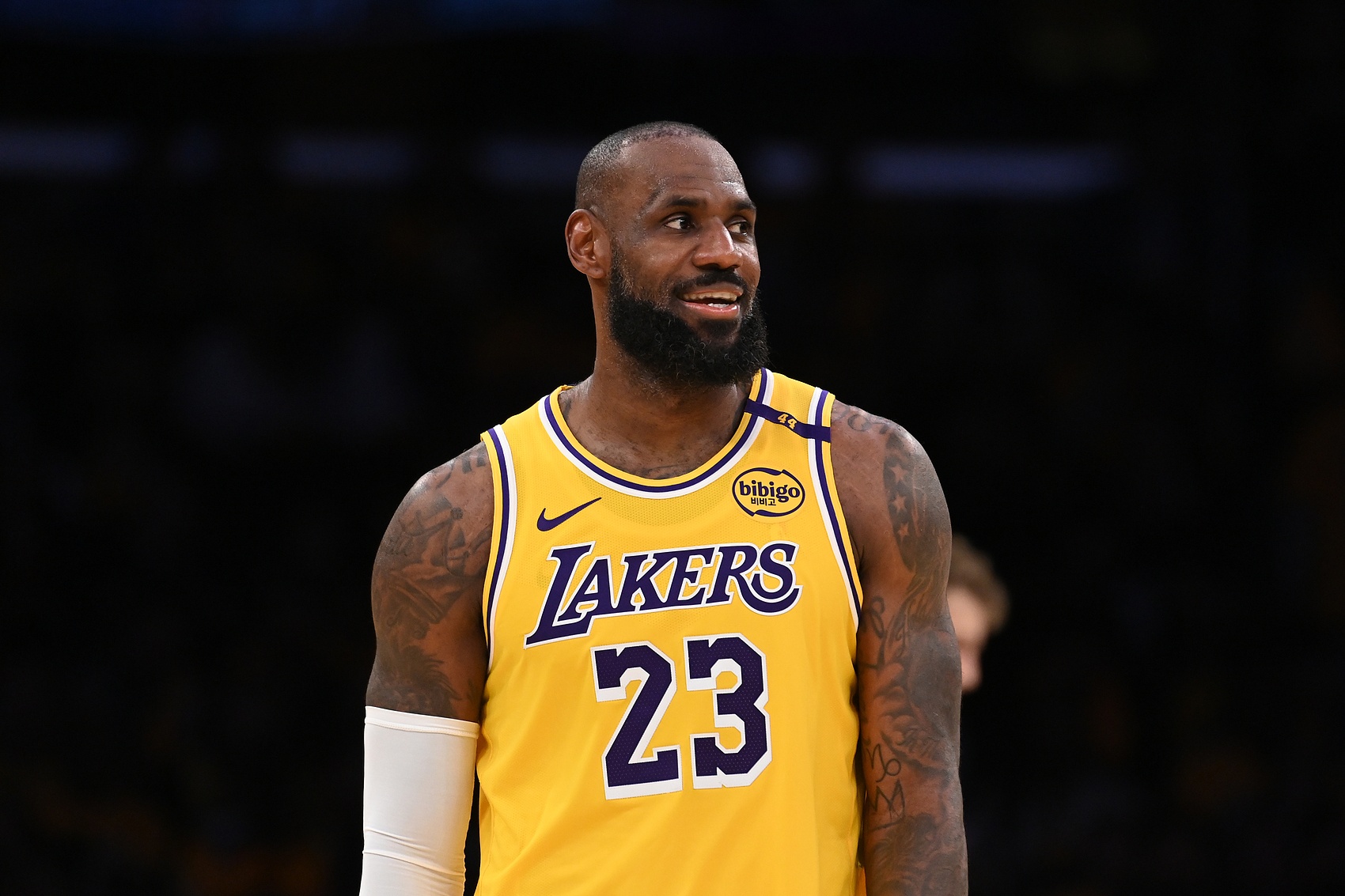 黄金甲体育-詹姆斯要离队？韦德：新老板花100亿肯定是要詹姆斯留在那的