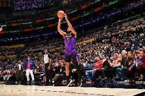 黄金甲体育官网-板凳匪首！文森特半场11分钟6中5砍15分 三分5中4&amp;正负值+14最高