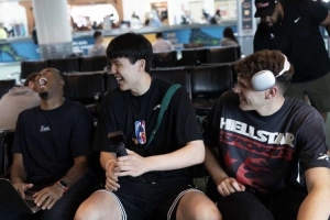 聊啥呢？杨瀚森和克林根同行 两人都笑开了花