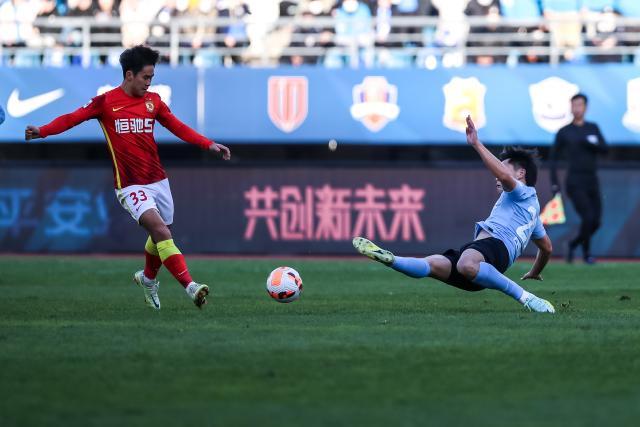 黄金甲体育官网-广州队险酿最美的“意外” 咬紧比分等待德比战