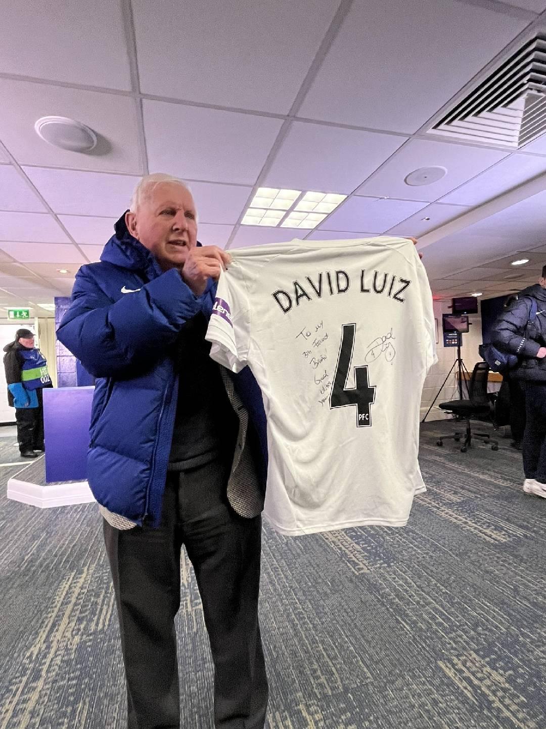 黄金甲体育官方网站-大卫-路易斯送签名球衣给退休员工，后者为切尔西工作了56年