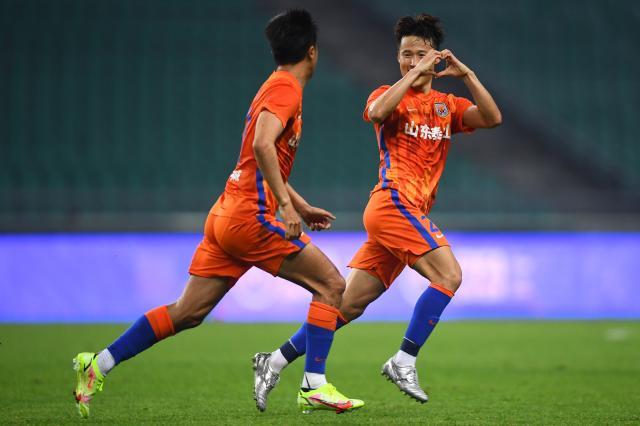 【中超】孙准浩世界波贾德松补时绝杀 泰山2比1国安