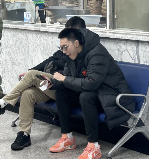 黄金甲体育-贺希宁曝光胡明轩无缘世预赛原因：膝伤复发 回国第一时间去医院